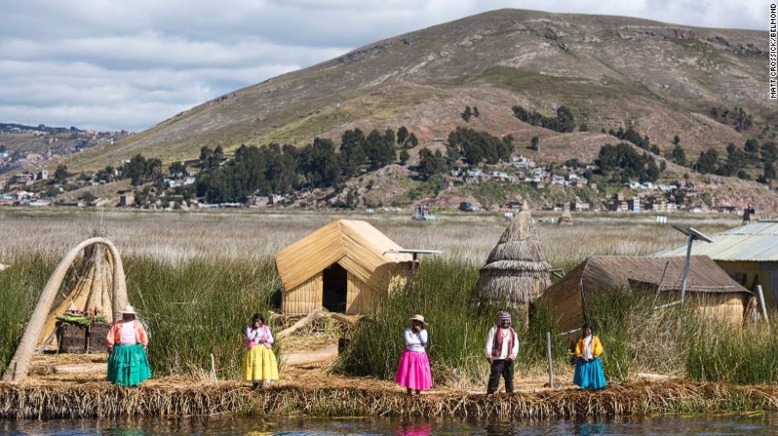 Las islas flotantes son la principal atracción del Lago Titicaca.