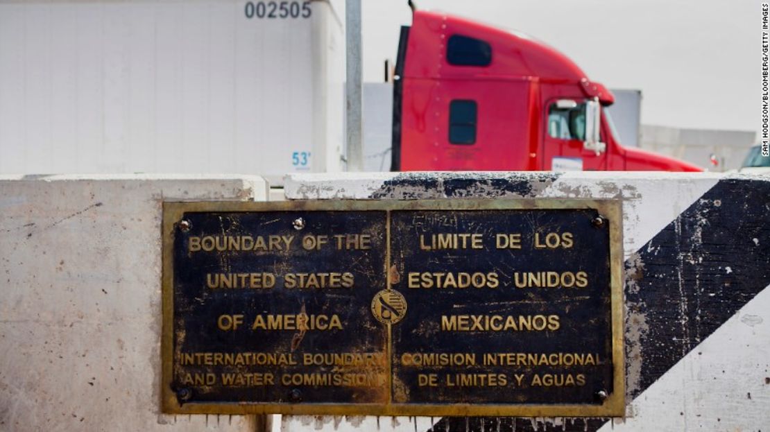 Una placa que muestra el límite entre Estados Unidos y México, en el puerto de entrada de Calexico.