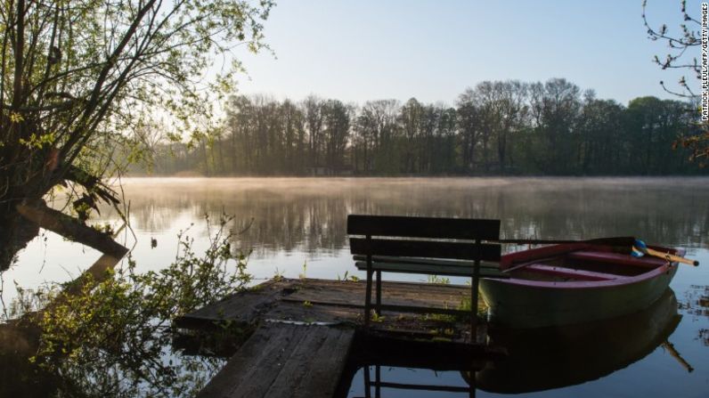 Recibe un poco de sol durante la mañana, cuando te despiertas. Eso te ayudará a estar alerta durante el día y hará que puedas dormirte más fácil en la noche.