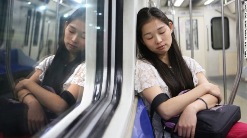 Las siestas que no duran más de 30 minutos y no se hacen cerca del momento de irse a la cama, no interrumpen la rutina normal del sueño.