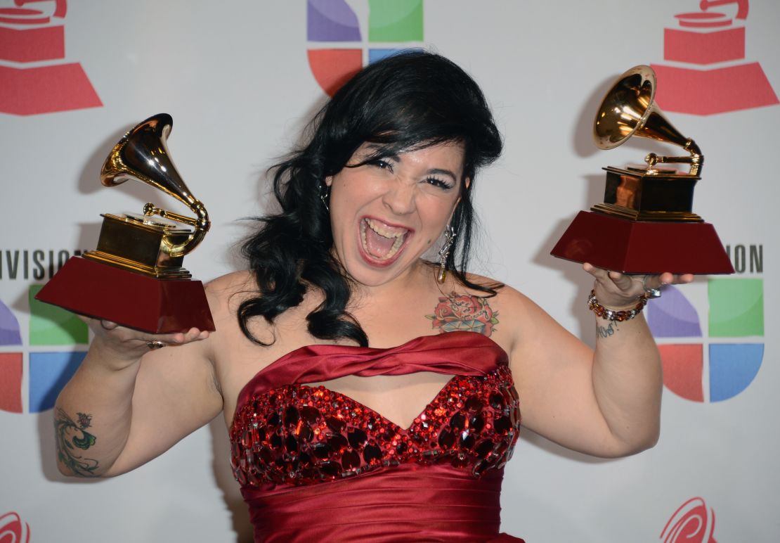 Carla Morrison posa con sus dos gramófonos durante la entrega de los premios Latin Grammy en 2012.