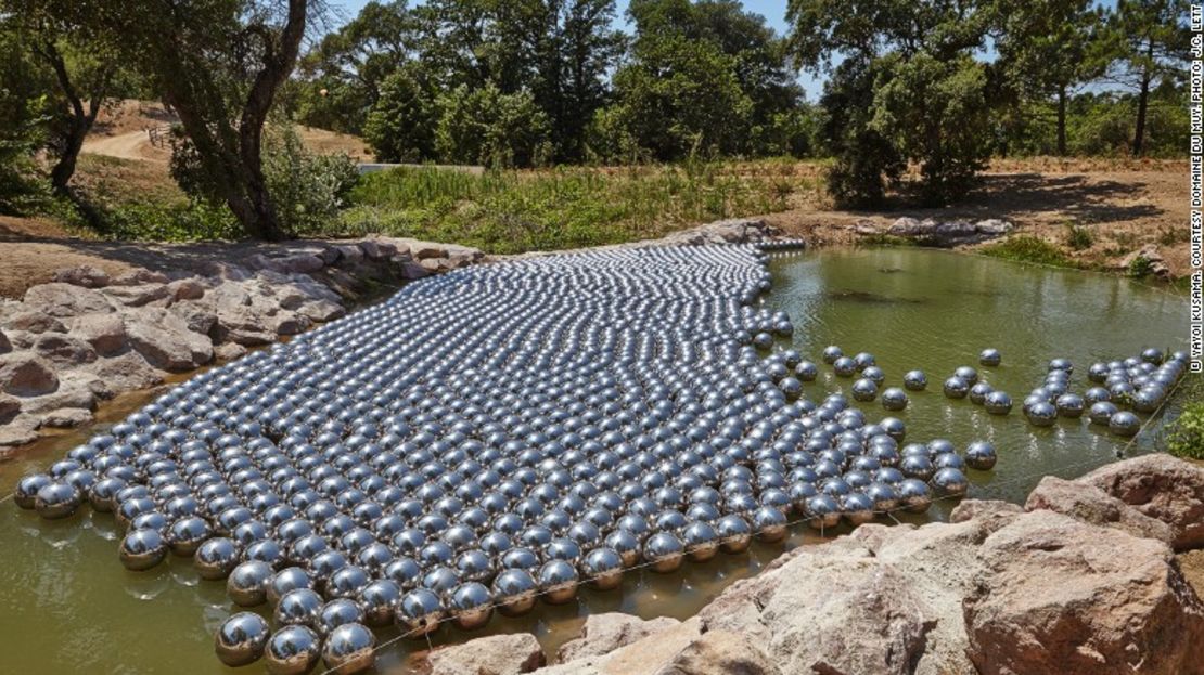 "Narcissus Garden" (1966-2011) por Yayoi Kusama en Domaine du Muy.