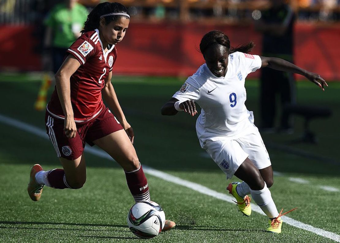 Mexico's defender Kenti Robles vies with England's forward Eniola Aluko during a Group F match at the 2015 FIFA Women's World Cup between England and Mexico at Moncton Stadium, New Brunswick on June 13, 2015. AFP PHOTO / FRANCK FIFE