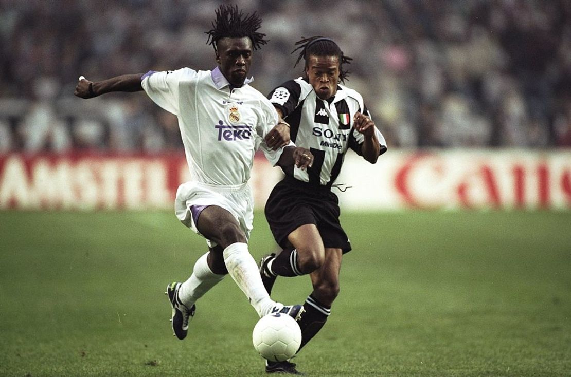 Clarence Seedorf, del Real Madrid, y Edgar Davids, de la Juventus, disputan el balón durante la final de la Liga de Campeones de 1998.