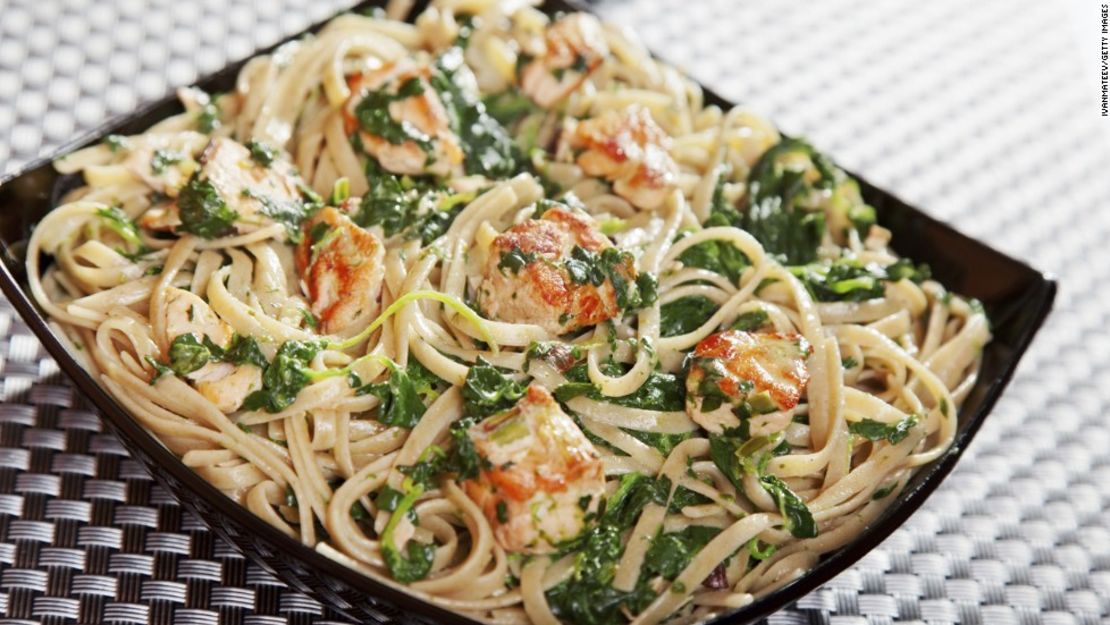 CNNE 416292 - pasta collection - fettuccine with salmon and spinach