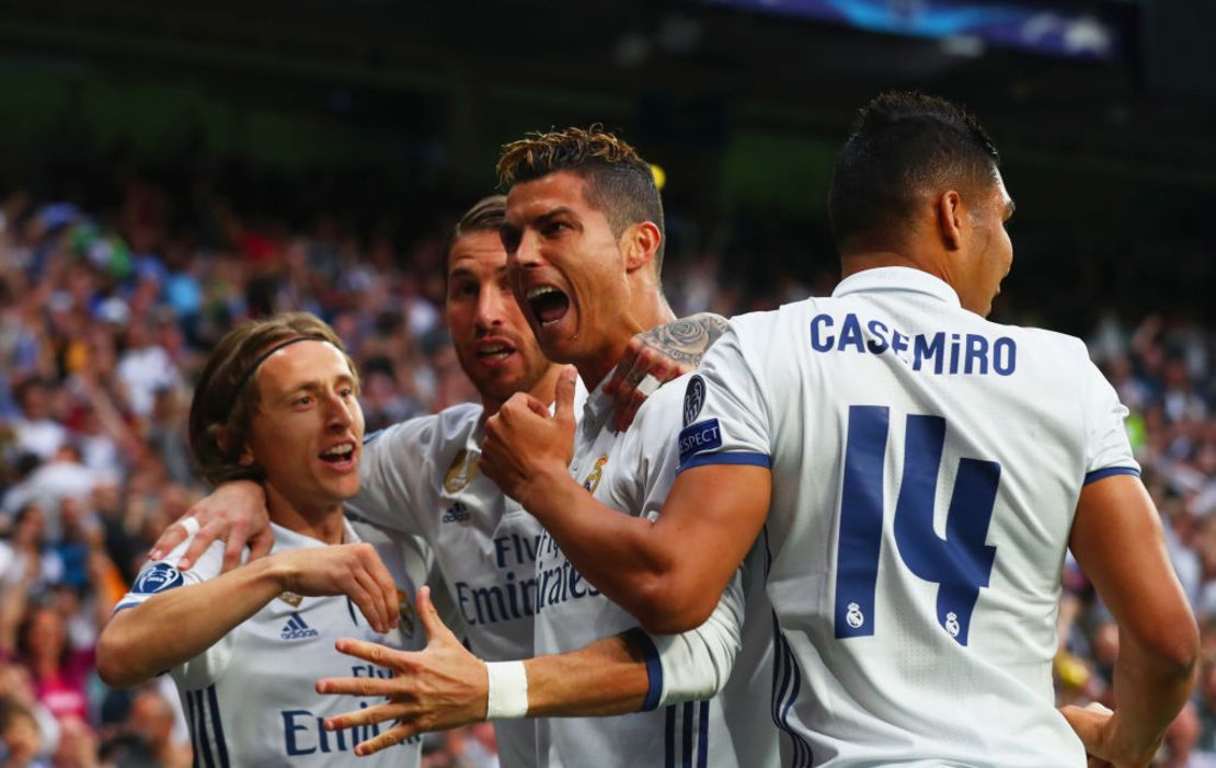 Cristiano Ronaldo celebra con sus compañeros tras convertirle al Atlético de Madrid en la primera vuelta de las semifinales de la 'Champions' 2016-2017.