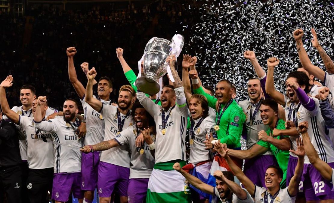 Los jugadores del Real Madrid celebran con 'la orejona' tras ganar la edicipón 2016-2017 de la Liga de Campeones luego de ganarle por 4-1 a la Juventus.