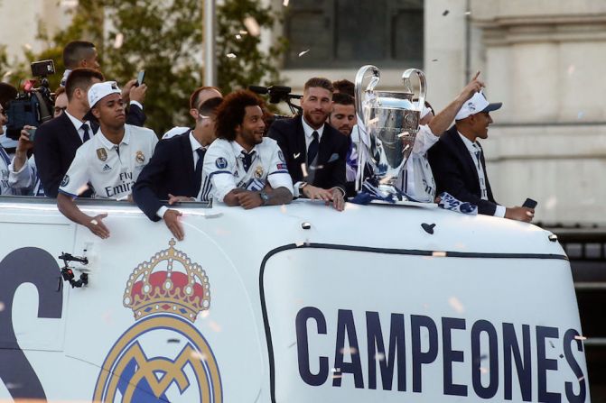 El Real Madrid celebró este domingo en la capital española su triunfo en la final de la Liga de Campeones de Europa, con lo que sumó su duodécimo trofeo.