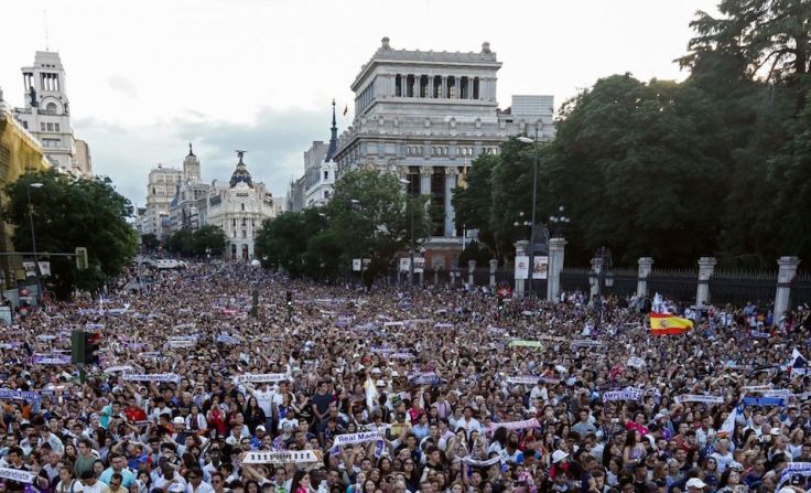 Miles de personas acudieron a la zona para festejar a sus "héroes" por ganar la segunda copa consecutiva, lo que ningún equipo había logrado en el actual formato del torneo.