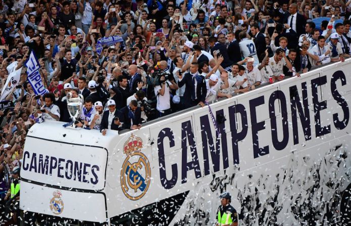 Los jugadores, a bordo de un autobús panorámico, recorrieron las calles de Madrid en medio de la celebración de sus fanáticos.