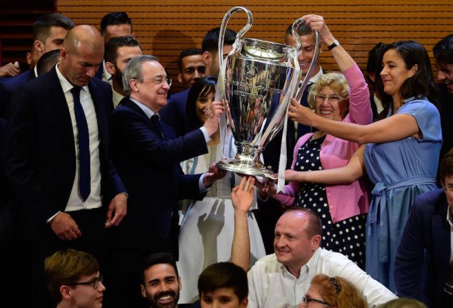 El entrenador del equipo Zinedine Zidane y el presidente del club Florentino Pérez presentaron a la alcaldesa el trofeo de la Liga de Campeones.