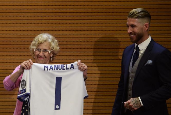 El capitán del equipo Sergio Ramos le entregó una camiseta con su nombre a la alcaldesa de Madrid, Manuela Carmena, con quien se reunieron durante la celebración.