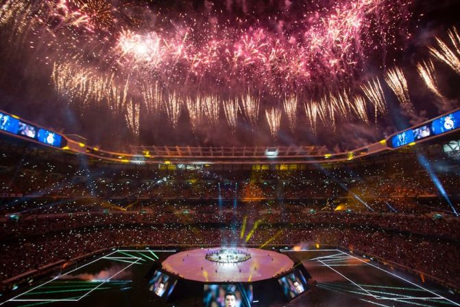 Después de recorrer las calles de la capital española, jugadores y aficionados se reunieron en el Santiago Bernabéu para una gran fiesta.