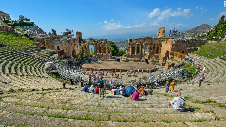 El Teatro Griego de Taormina es uno de los lugares imperdibles si estás en Sicilia. Lo rodea el Monte Etna, ofrece panorámicas increíbles y está cargado de historia.