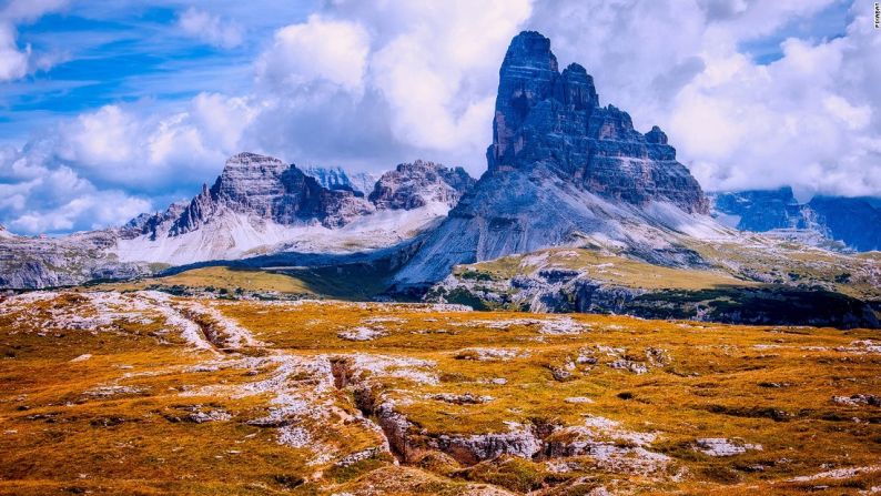 Las Montañas Dolomitas, en el nororiente de Italia, son ideales para esquiar en el invierno y hacer caminatas en el verano. Su cumbre más alta tiene 3.343 metros.