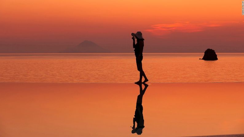 La Isla Vulcano está ubicada en el extremo sur de las Islas Eolias, en el Mar Tirreno. Las ocho islas Eolias fueron bautizadas así por el dios mitológico Eolo.