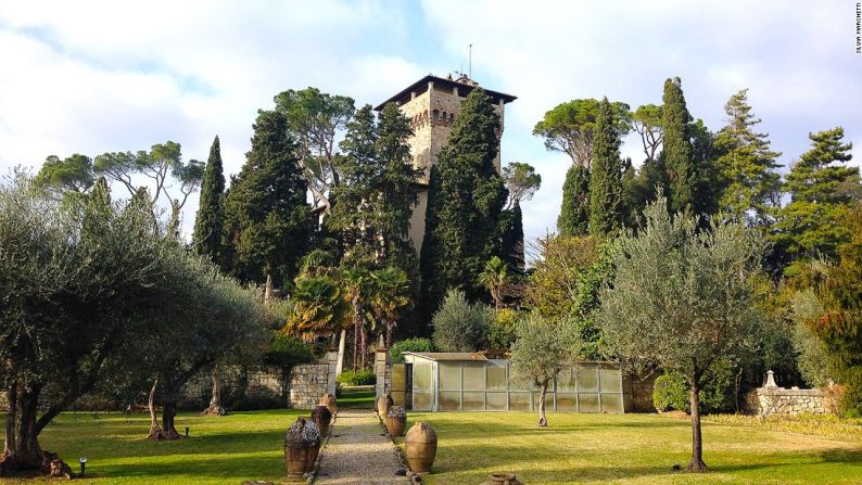 Cetona es una hermosa y antigua ciudad de la Toscana, conocida por sus angostas calles, su espectacular Plaza Garibaldi y su tranquilo ritmo de vida. El campo que la rodea produce uno de los mejores aceites de oliva extravirgen del mundo.