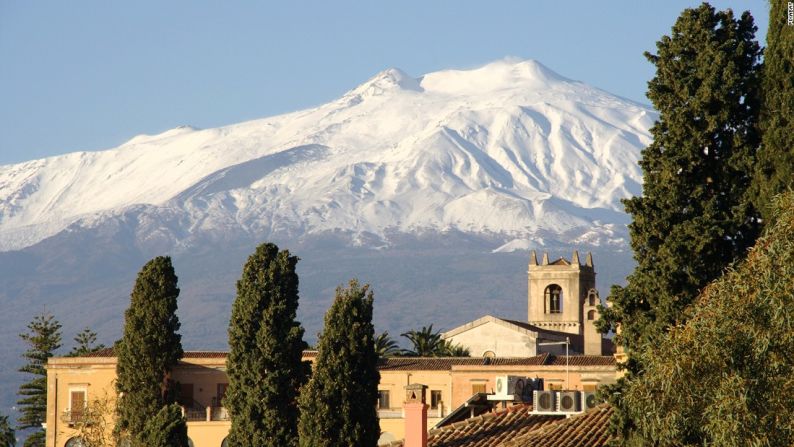 El Monte Etna se impone sobre las ciudades de Messina y de Catania, en el este de la isla de Sicilia. Con sus 3.329 metros, es el volcán activo más alto de Europa.