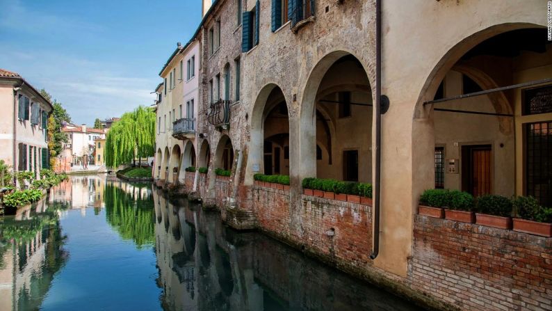 Treviso es una ciudad medieval de la región del Véneto, famosa por sus canales, sus calles empedradas y los frescos de sus iglesias. Podría ser una Venecia, pero mucho más tranquila y oculta. Sin duda, vale la pena pasar allá uno o dos días.