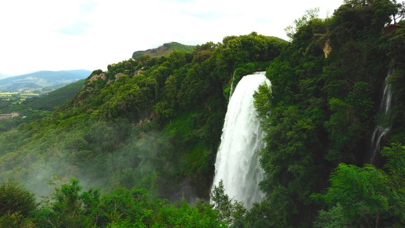 La Cascada de Marmore es una cascada artificial creada por los romanos cerca de la ciudad de Terni, en la región de Umbría, en el centro de Italia. Tiene 165 metros de altura (de las más altas de Europa). El agua, que viene del Río Velino, suele terminar en una planta de energía hidroeléctrica.