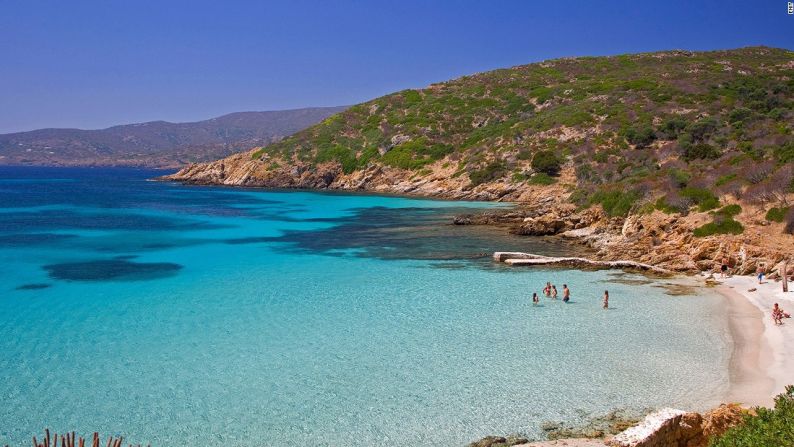 Asinara es una isla virtualmente desierta, ubicada en el extremo noroccidental de Cerdeña. Es una reserva natural y el hogar de animales salvajes. Antes fue colonia de leprosos y prisión de alta seguridad, pero ahora está abierta a los turistas, para que disfruten sus aguas cristalinas.