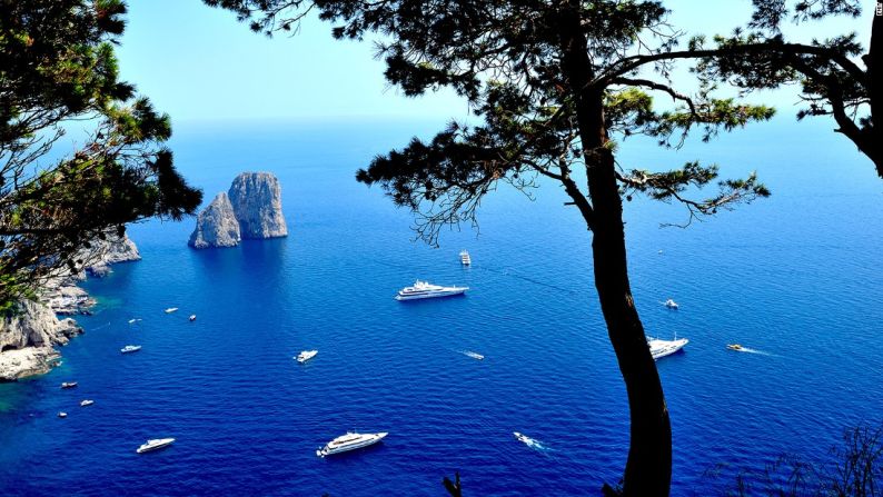 Estos son los Farallones de Capri, una isla ubicada al final de la península de Sorrento, en el sur de Nápoles. Allí encontrarás la perfección del Mediterráneo, las mejores pizzas y unas buganvillas hermosas. Durante décadas ha sido muy visitada por las celebridades de Hollywood y aloja algunas de las tiendas de diseño más exclusivas de Italia. Los Farallones son tres formaciones rocosas creadas por la erosión.