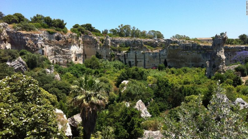 Las más importantes ruinas de la antigua ciudad grecorromana de Siracusa están en el Parque Arqueológico Neápolis de Siracusa. Algunas de sus joyas son el teatro griego del siglo V antes de Cristo y su anfiteatro romano.