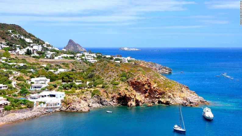 Panarea es el lugar preferido por las celebridades en las Islas Eolias, en la costa nororiental de Sicilia. Sus calles no tienen carros y una de sus imágenes más recurrentes es la de los yates que se balancean en el puerto. Es perfecta para el verano (porque en invierno, además, casi todo está cerrado).