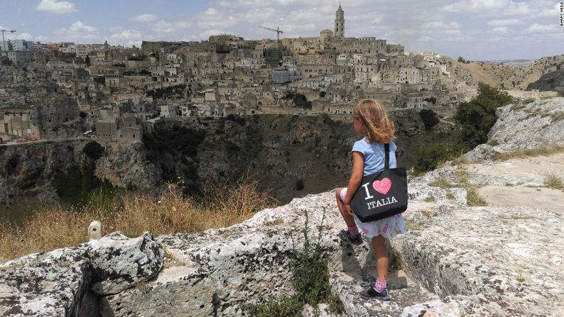 Matera es una ciudad muy antigua del sur de Italia, conocida como La Ciudad Subterránea por las viviendas en cuevas de sus primeros habitantes. Su centro histórico es el Sassi, antes un área muy pobre pero hoy una zona recuperada, que vive del turismo.