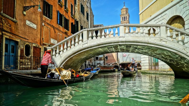 Venecia es un ícono y una de las ciudades más pintorescas del mundo. Fue construida sobre la superficial Laguna de Venecia y está compuesta de más de 100 islas, separadas por canales y unidas por puentes. También conocida como 'La Serenissima', es ideal para los amantes de la arquitectura, la gastronomía y las góndolas. Y claro, para todas las parejas.