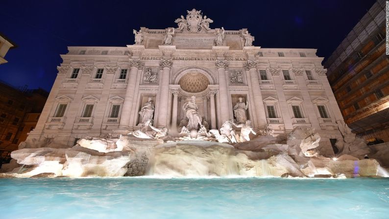 Esta es la famosa Fontana de Trevi, en Roma. La leyenda dice que si tiras una moneda a la fuente, por detrás de tu hombro, garantizarás tu regreso a la capital italiana. Cada día se lanzan cerca de 3.000 euros, que en la noche son recuperados para fines benéficos y de caridad. Esta fuente travertina fue terminada en 1762 y se encuentra al final del antiguo acueducto 'Aqua Virgo'.