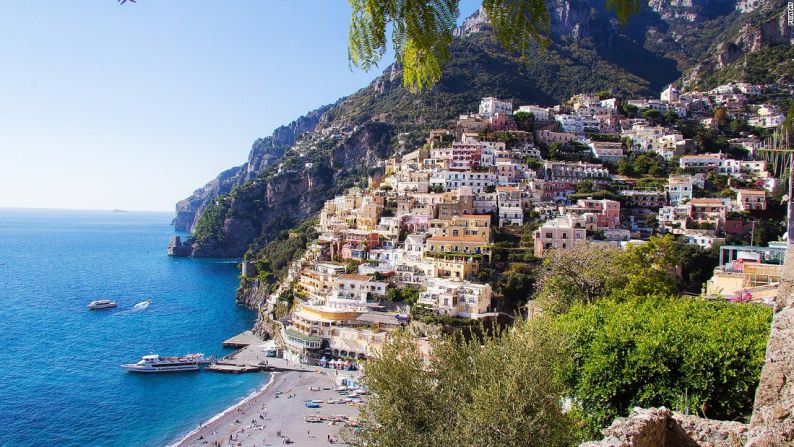 La Costa Amalfitana es una de las joyas de la costa del Mediterráneo en Italia. Está ubicada entre Sorrento y Salerno, en el sur de Nápoles. Positano (en la foto), Amalfi y Ravello, con sus increíbles panorámicas sobre el azul profundo del Mar Tirreno, le valieron quedar bajo la protección de la UNESCO, desde 1997.