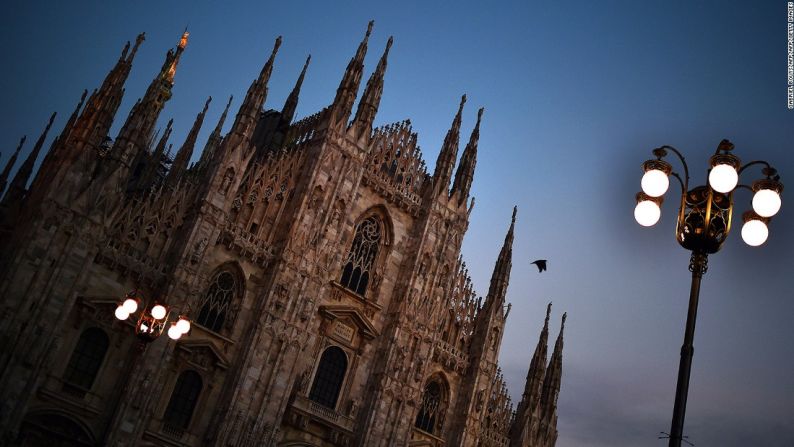 La Catedral gótica de Milán está dedicada a Santa María de la Natividad y tardó seis siglos en construirse. Sin contar la Basílica de San Pedro, en Ciudad del Vaticano, es la iglesia más grande de Italia y la quinta iglesia cristiana más grande del mundo.