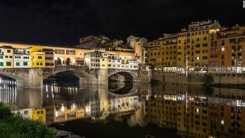 El 'Ponte Vecchio' (Puente Viejo) es un hito de Florencia. Es el único puente que cruza el Río Arno y sobrevivió a la retirada de las tropas alemanas, al final de la Segunda Guerra Mundial. Es famoso por sus tiendas, antes carnicerías y pescaderías hoy convertidas en joyerías, tiendas de arte y de recuerdos.