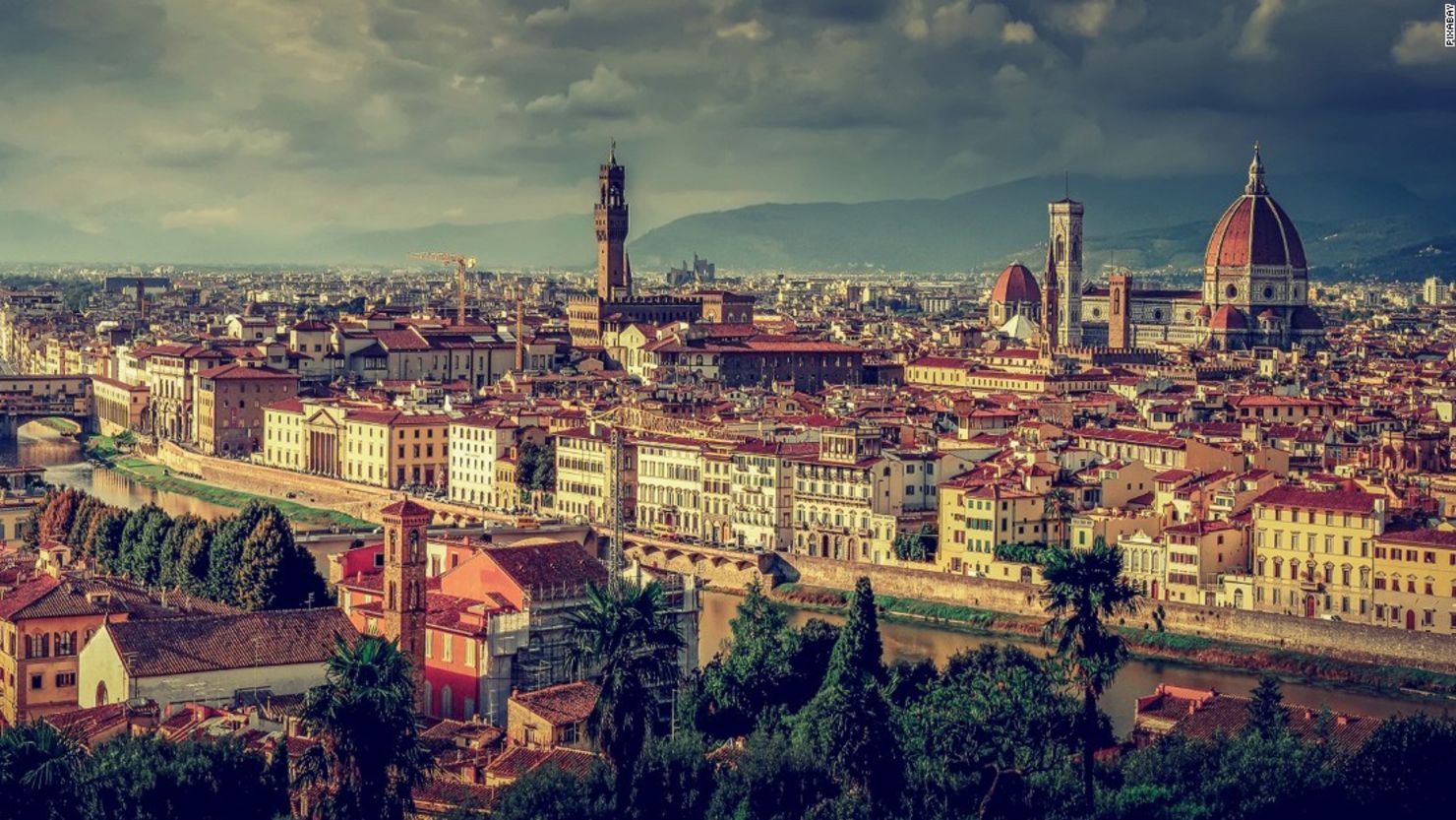 La cautivante Florencia, capital de la región de Toscana, es considerada como el lugar donde nació el Renacimiento. Su Catedral, construida en el siglo XIII, es una de sus principales atracciones, junto con  el 'Ponte Vecchio' y la Galería Uffizi.