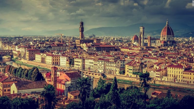 La cautivante Florencia, capital de la región de Toscana, es considerada como el lugar donde nació el Renacimiento. Su Catedral, construida en el siglo XIII, es una de sus principales atracciones, junto con el 'Ponte Vecchio' y la Galería Uffizi.