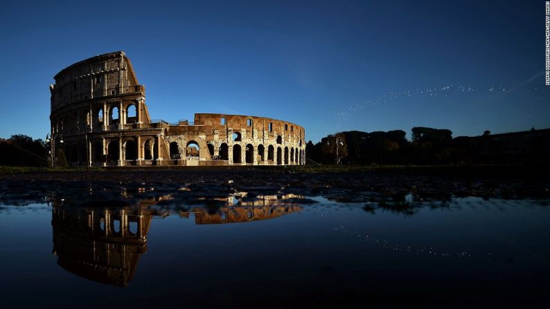 El impresionante Coliseo de Roma no puede faltar en esta lista. Este anfiteatro todavía tiene ecos de fantasmas, de su pasado de gladiadores y del rugido de animales salvajes, en ceremonias aclamadas por casi 80.000 personas. La arena, parcialmente en ruinas por los terremotos y los saqueadores, es un símbolo permanente del Imperio Romano.