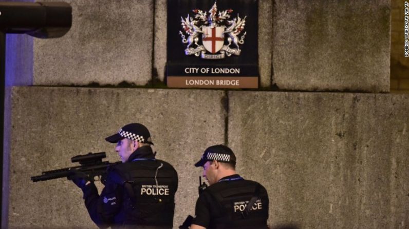 Patrulla policial armada cerca del Puente de Londres el sábado 3 de junio. El alcalde Sadiq Khan dijo que fue un "ataque deliberado y cobarde" sobre los londinenses que disfrutaban de la noche del sábado.