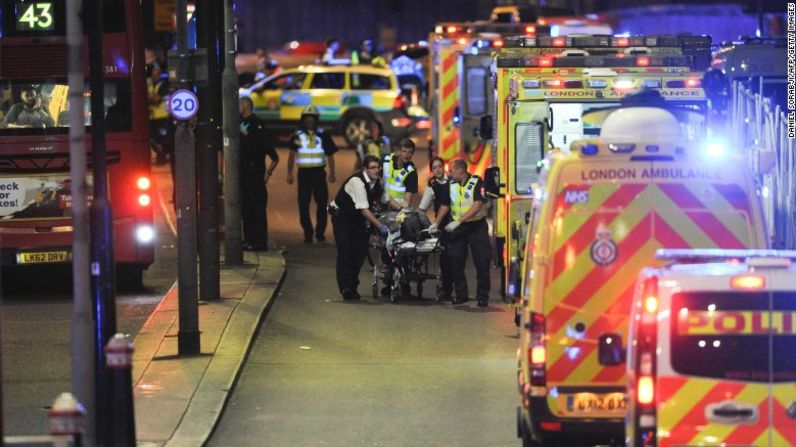 Policía y equipos de emergencia atienden a un herido.