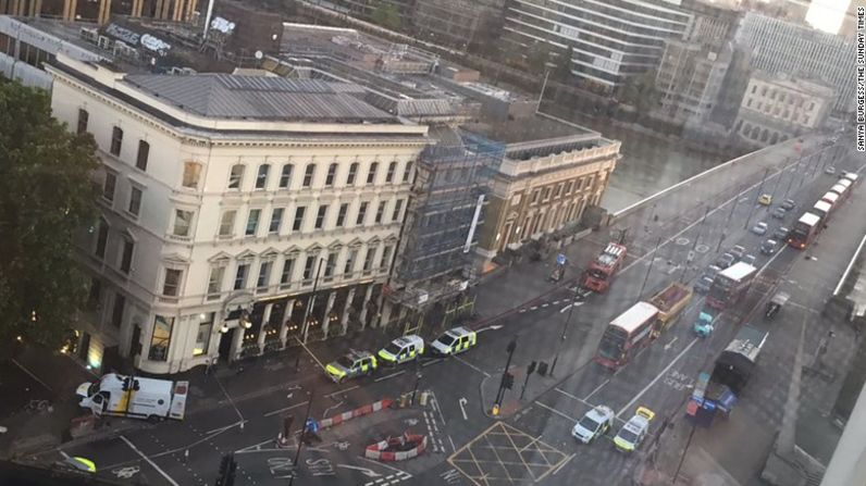 Una vista desde arriba muestra la zona donde una furgoneta atropelló a varios peatones en el Puente de Londres, para luego estrellarse contra una barrera.