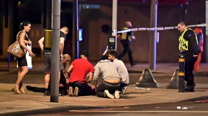 Una persona es tratada de sus heridas en la zona del Puente de Londres.