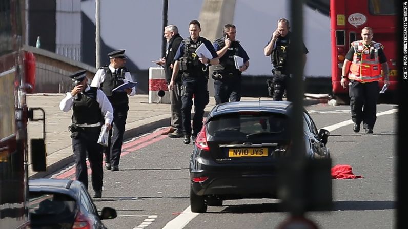 Policías del Reino Unido continuaban este domingo su investigación sobre los ataques terroristas en el Puente de Londres y en un distrito de restaurantes cercano.