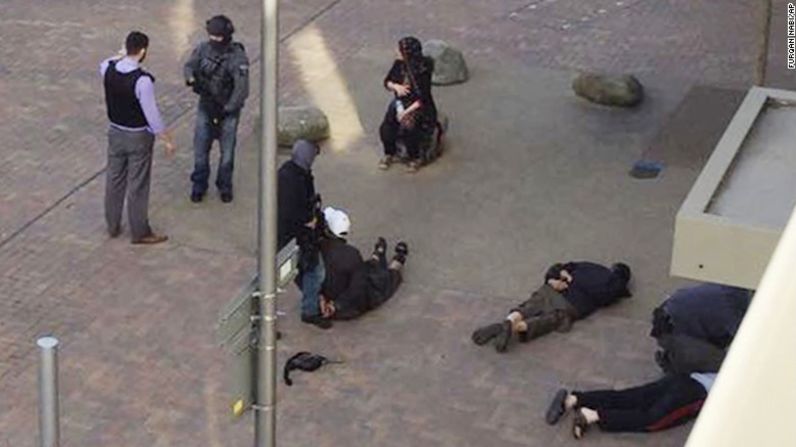 Detalle del momento del arresto de varias personas en los apartamentos Elizabeth Fry en Barking, al este de Londres, tras un allanamiento este domingo luego del ataque terrorista del sábado en el Puente de Londres y el mercado de Borough.