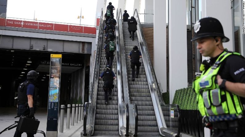 Agentes de contraterrorismo suben una escalera mecánica abajo de The Shard, un emblemático edificio cerca de la escena del ataque en el Puente de Londres.