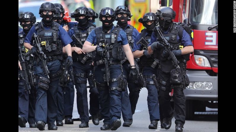 Agentes de contraterrorismo patrullan cerca de la escena del ataque en el Puente de Londres. Al hablar con los medios este domingo, la primera ministra británica, Theresa May, no anunció ningún aumento en el nivel de amenaza terrorista del Reino Unido.