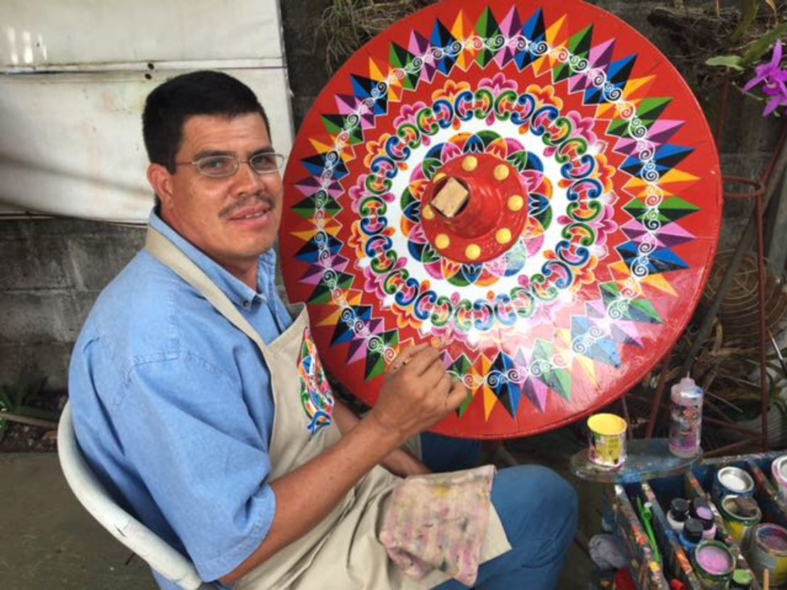 Luis Madrigal aprendió en el Colegio a pintar carretas, una tradición que caracteriza a Sarchí, la comunidad en la que vive.