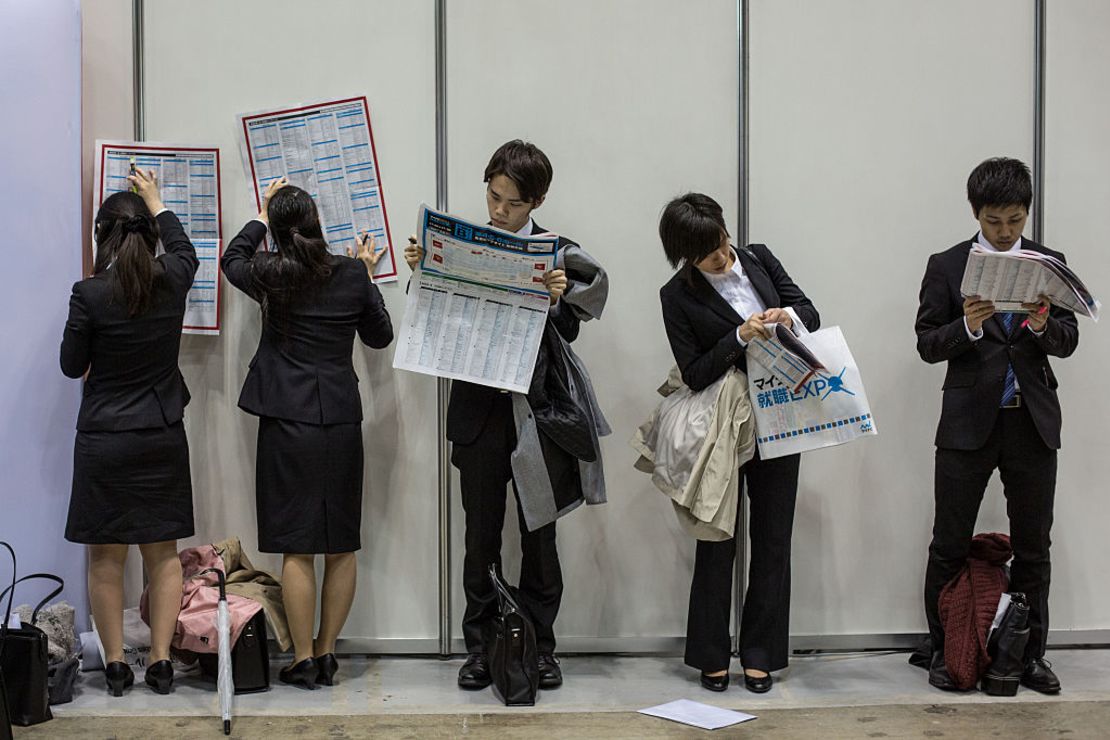 Fotografía del 2015 en la que se ve a un grupo de estudiantes en una feria de empleos en Tokio.