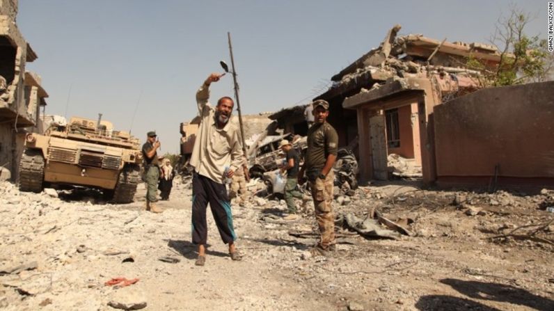 Un hombre iraquí grita que ISIS mató a su hijo, cuando éste intentó escapar del barrio de Zinjili en el oeste de Mosul hacia una zona controlada por el gobierno. ISIS tomó el control de Mosul –la ciudad más grande de Irak– en junio de 2014. La operación para recuperarla comenzó en octubre de 2016 y aún continúa.