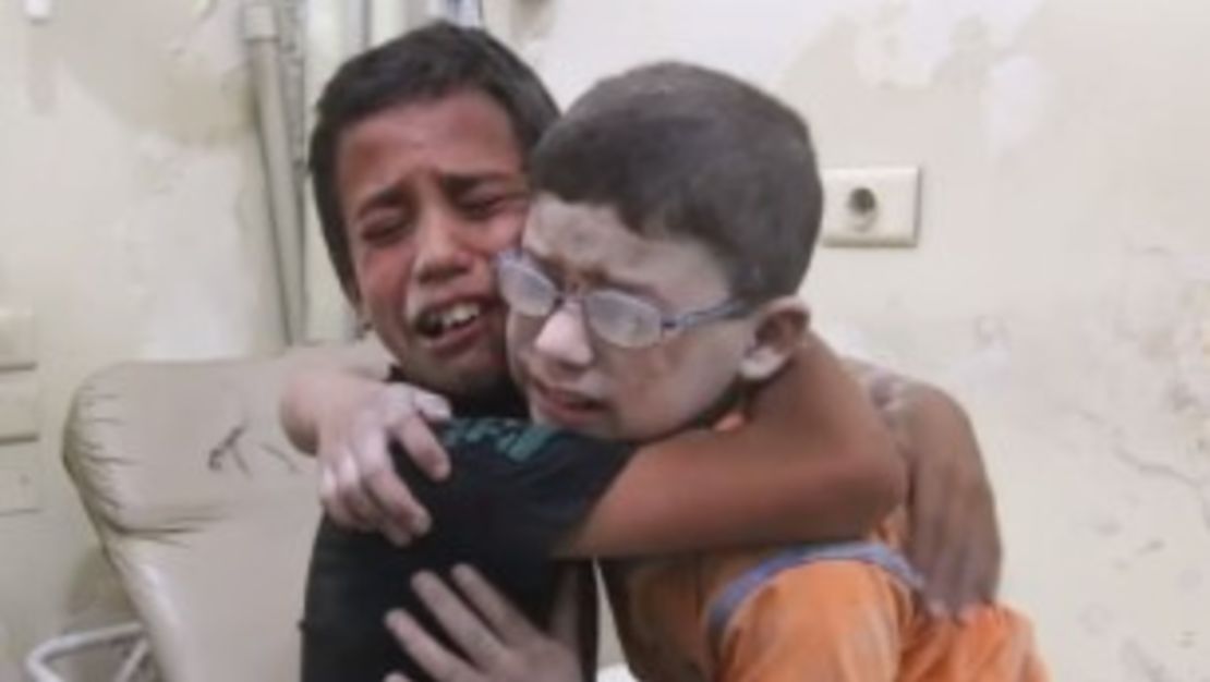 MIRA | "Mi hermano se ha ido": el desgarrador abrazo que revela el dolor de un ataque en Siria.