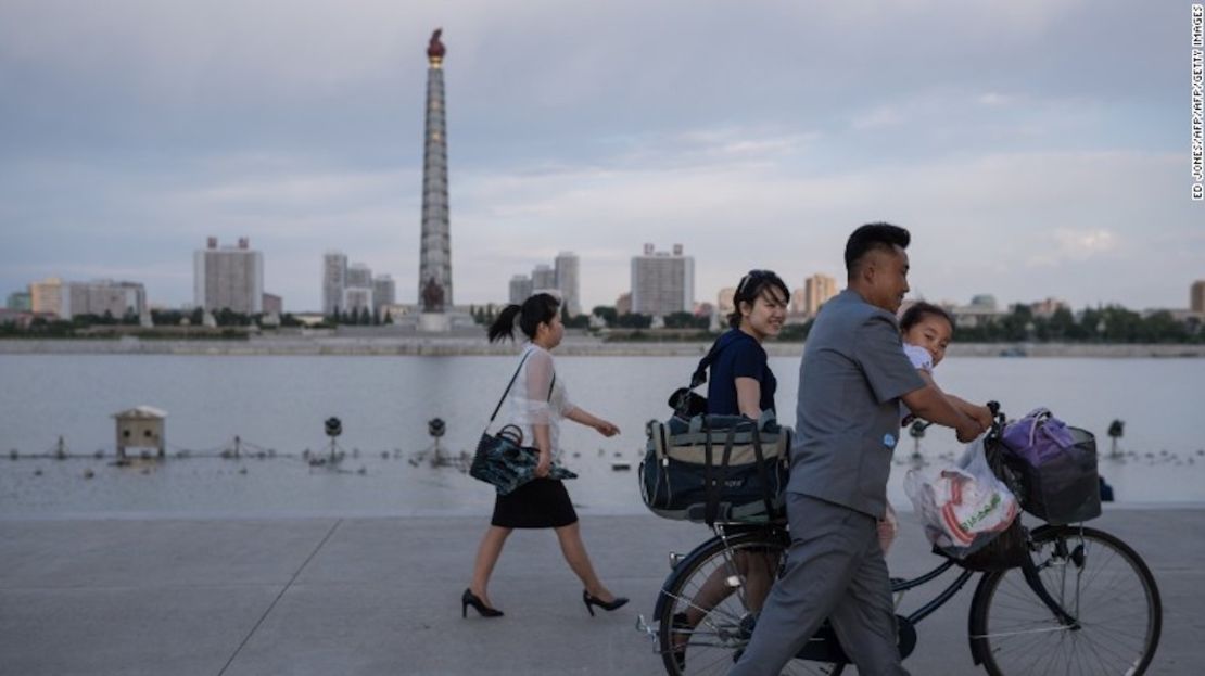 Norcoreanos caminan frente a la Torre Juche en Pyongyang. El país ha criticado la decisión de Trump de retirarse del acuerdo climático de Paris.